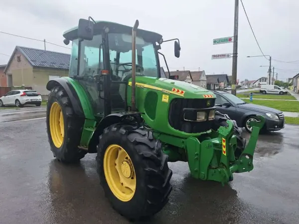 John Deere 5820