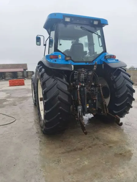 Slika 3: Traktor Ford 8970