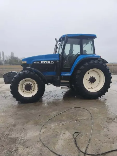 Slika 4: Traktor Ford 8970